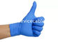 Los guantes disponibles texturizados del nitrilo azul quirúrgico se pulverizan libremente